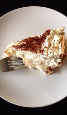 Part de banoffee pie sur assiette blanche