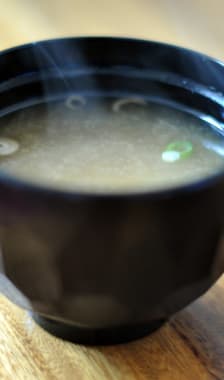 Soupe miso dans un bol