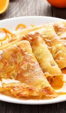 Crêpes Suzette sur assiette blanche