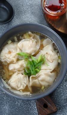 Bol de soupe de nouilles wonton.