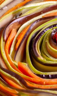 Une tarte spirale aux courgettes, aubergines, carottes, poivrons, basilic...