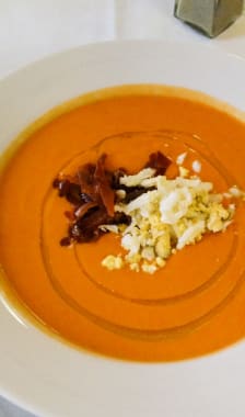 Salmorejo dans une assiette blanche