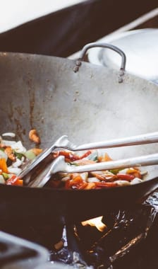 Cuisson d'un wok de légumes