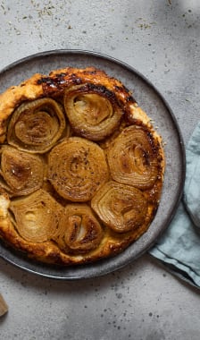 Tarte Tatin à l'oignon huile d'olive et romarin fait maison