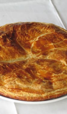 Galette des rois sur papier blanc