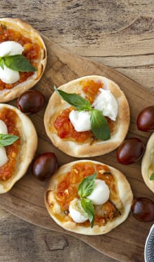 Mini pizzas margarita sur planche de bois