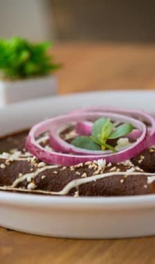 Mole poblano servi avec des enchiladas