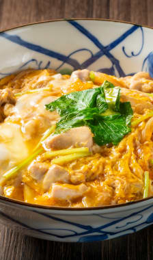 Oyakodon dans un bol asiatique