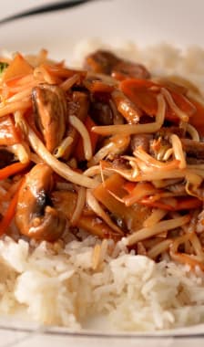 Assiette de chop suey servi avec du riz