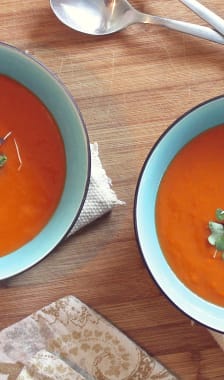 Deux bols de soupe froide à la tomate