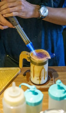 Barista en train de préparer un café dalgona