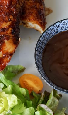 Bol de sauce BBQ avec poulet fumé et salade