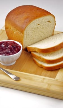 Pain de mie tranché et confiture