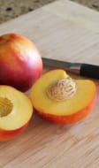 Nectarine ouverte au couteau