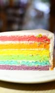 Une part de rainbow cake