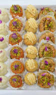 Plateau de pâtisseries orientales traditionnelles