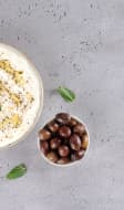 Bol de labneh, à l'huile d'olive, au zaatar, à la menthe fraîche, aux olives et servi avec du pain pita