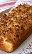 Cake à la noix de coco sur plateau de service