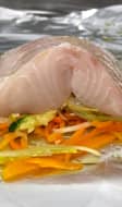 Poisson blanc sur lit de légumes prêt à cuire