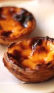 Pastéis de nata dans une assiette