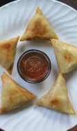 Samoussas sur assiette et sauce