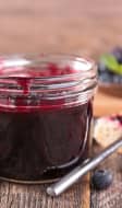 Confiture de mytilles dans un pot et sur tartine