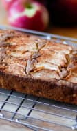 Gâteau aux pommes sur grille