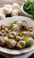 Escargots de Bourgogne au beurre persillé, têtes d'ail et persil frais