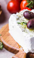 Feta sur planche avec thym et olives