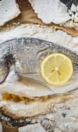 Poisson entier cuit en croûte de sel