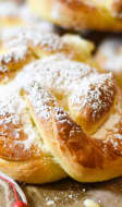 Briochettes natures saupoudrées de sucre glace