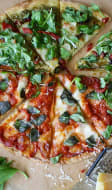 Pizza moitié rouge et moitié verte