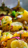 Salade de pommes de terre, oignons et herbes fraîches