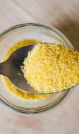 Cuillère de polenta avant cuisson