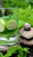 Verre d'eau, citron et menthe fraîche