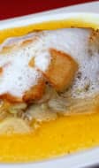 Saint-jacques au fenouil et écume de coco sur assiette blanche