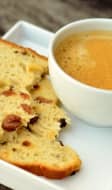 Tranches de cake aux fruits secs et tasse de café