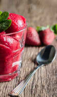 Sorbet fraise dans un verre