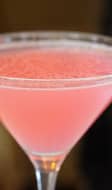 Verre de cocktail cosmopolitan et rondelle de citron