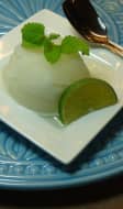 Sorbet au citron vert dans une assiette à dessert