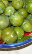 Reines-claudes dans un plat coloré