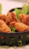 Poulet frit et salade dans un bol