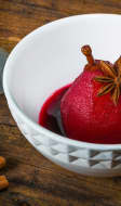 Poire au vin rouge dans un bol