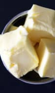 Morceaux de beurre dans un récipient
