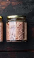 Bocaux de filets de thon dans de l'huile d'olive