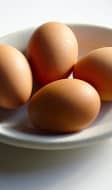 Oeufs dans une coupelle