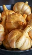 Ail fumé maison dans une assiette