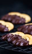 Sablés viennois au chocolat sur une grille