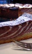 Une part de zebra cake.