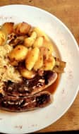 Bratwurst accompagnées de choucroute et pommes de terre